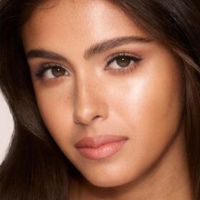 UNREAL SKIN SHEER GLOW TINT FEUCHTIGKEITSSPENDENDER FOUNDATION-STICK 7 MEDIUM